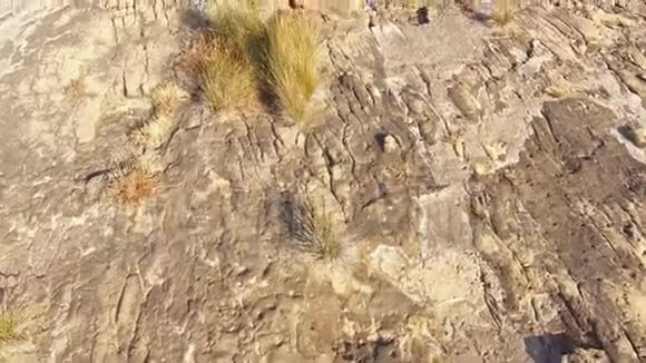 在海景的岩石海滩上过渡视频的预览图