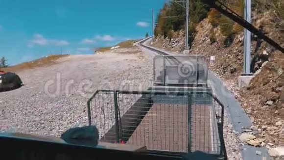 火车在铁路上的雪山上行驶瑞士阿尔卑斯山视频的预览图