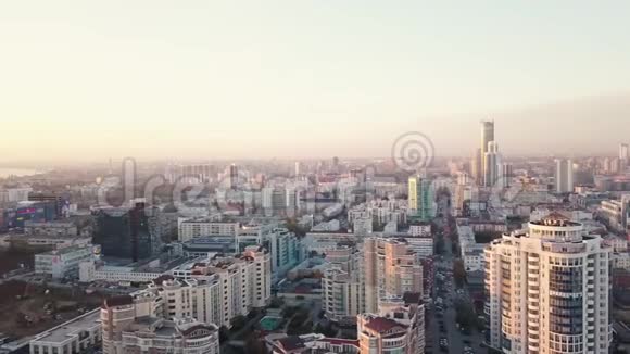 在梅加波利斯日落录像美丽的城市景观摩天大楼的顶部景观日落时可俯瞰现代城市视频的预览图