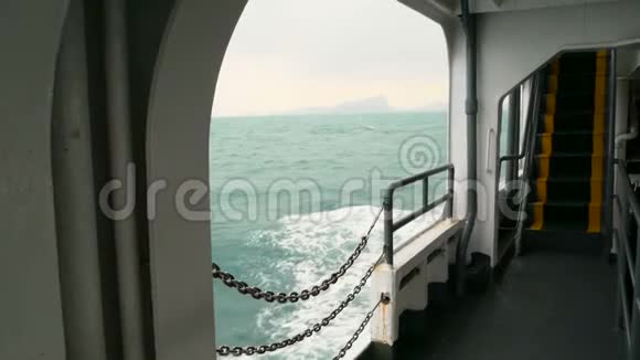 一艘大型渡船载着汽车横渡大海视频的预览图