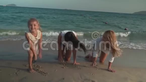 幸福的母亲和她的女儿正在南海沙滩上画股票录像视频的预览图