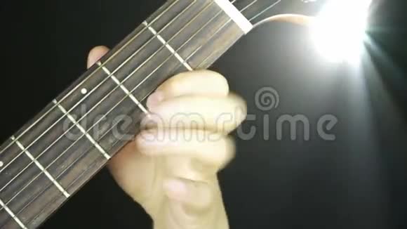 弹吉他弹钢琴迪斯科光线视频的预览图