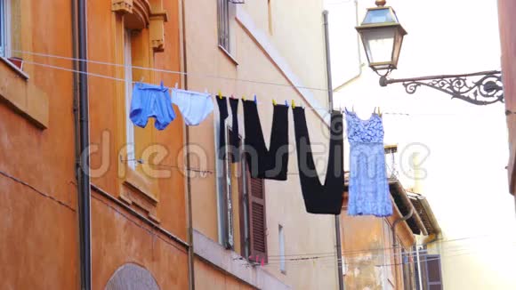 意大利罗马公寓之间的传统洗衣店街上的衣服亚麻布视频的预览图