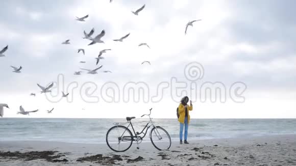有自行车的女人视频的预览图