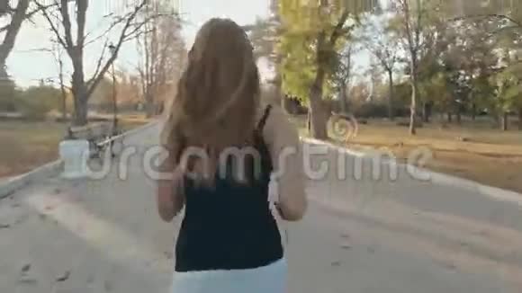 运动女孩穿过空荡荡的公园视频的预览图