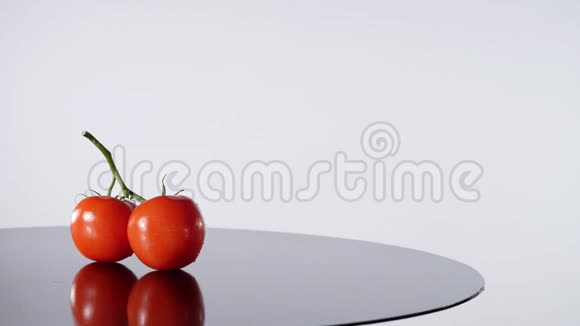 白色背景下分离的番茄旋转番茄早午餐视频的预览图