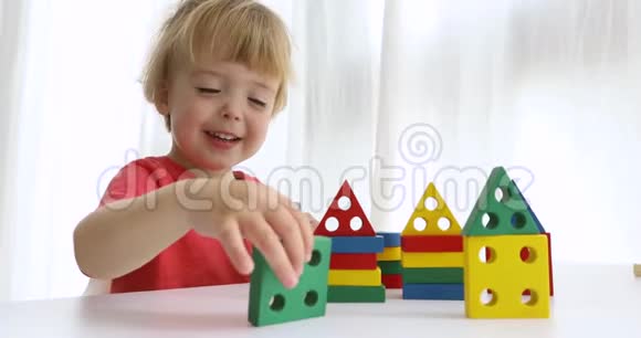小男孩玩五颜六色的积木视频的预览图