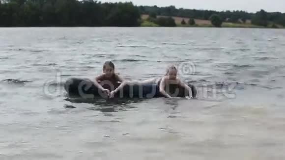 快乐的一家人夏天在湖边休息视频的预览图