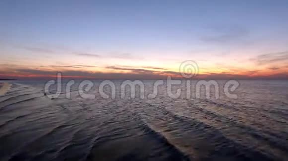 日落时飞过水面视频的预览图