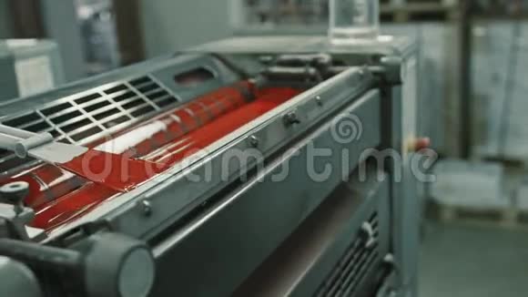 多层印刷工业油墨滚筒上的红色油漆封闭视频的预览图