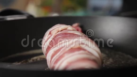烹饪培根包肉视频的预览图