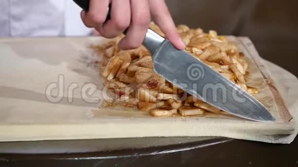 手切面团用来烤刀面团放在桌子上视频的预览图