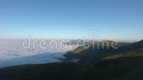 飞越山脉早上好雾视频的预览图