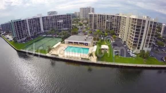 有游泳池的海滨公寓视频的预览图