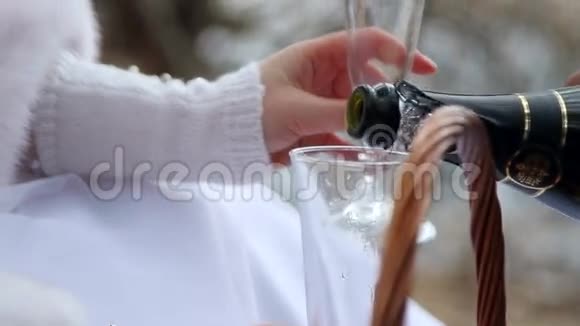 新婚夫妇把香槟倒进玻璃杯里视频的预览图