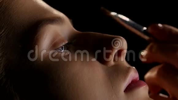 专业化妆画眉毛黑色的特写视频的预览图