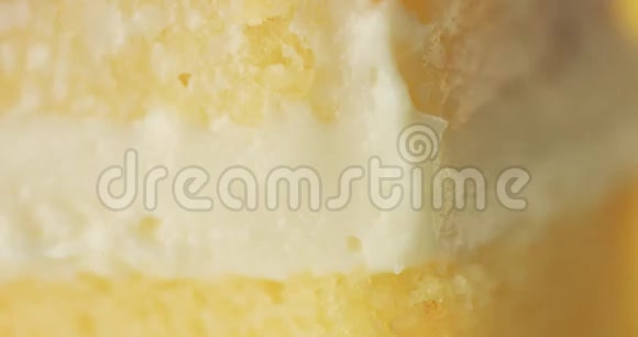 柠檬蛋糕切片在叉子上奶油和水果浇在上面视频的预览图