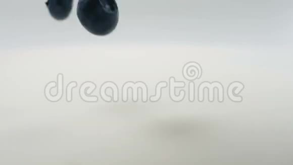 一串樱桃水果溅到牛奶上视频的预览图