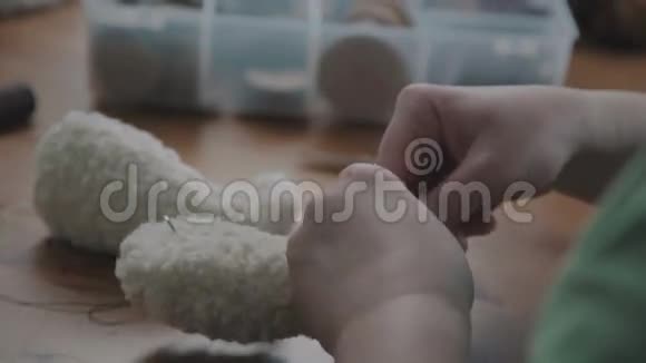 缝制柔软的玩具一个女人在做玩具熊手工制作视频的预览图