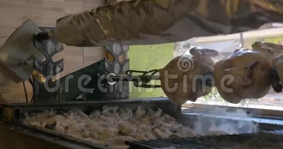 烤鸡在扦子上煮熟视频的预览图