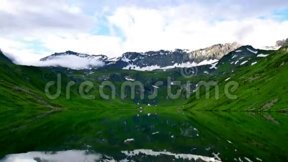 高山镜湖时光流逝视频的预览图