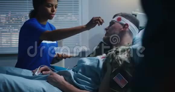 护士在病床上喂养受伤士兵视频的预览图
