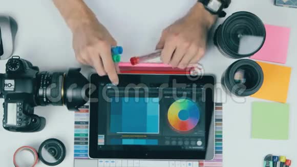 上景无法辨认的人在一个设计工作室里制作他的平板电脑创意背景视频的预览图