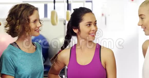 健身室里的美女们相互交流视频的预览图