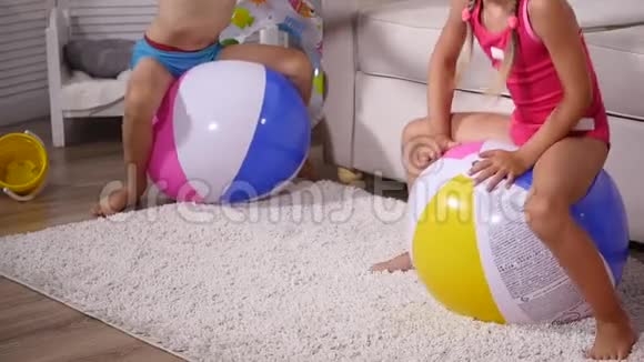 孩子们玩得很开心坐在游戏室里的大橡胶充气球上视频的预览图