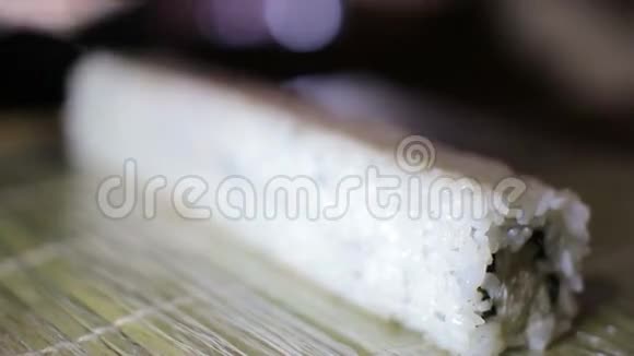 厨师铺奶油奶酪在做寿司卷时放三文鱼视频的预览图