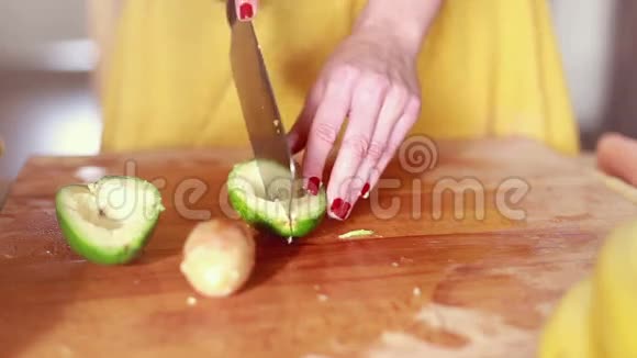 女人用手切鳄梨切片视频的预览图