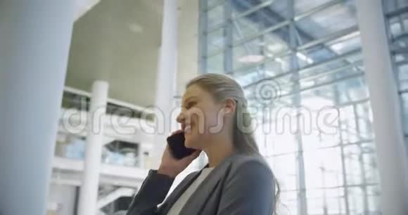 女商人在办公室4k大厅用手机说话视频的预览图