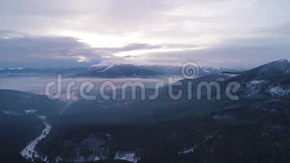 在被黄昏的太阳照亮的雪山上飞行视频的预览图