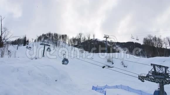 俄罗斯索契1月19日滑雪胜地索契的缆车铁路视频的预览图