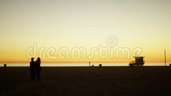 黎明时人们在海滩上视频的预览图