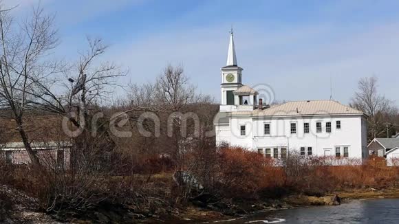 新英格兰乡村靠近河流的建筑物视频的预览图