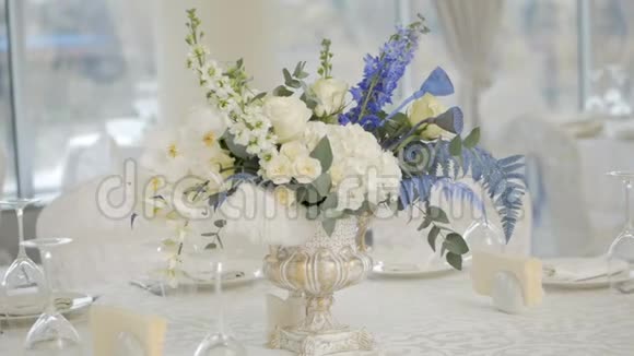 庆典宴会桌用鲜花装饰视频的预览图