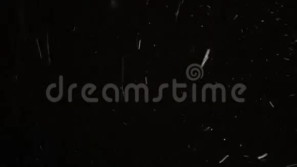 晚上下雪明亮的白色雪花在黑色背景上旋转视频的预览图