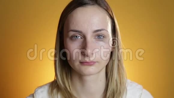 女人在黄色背景上洗脸视频的预览图