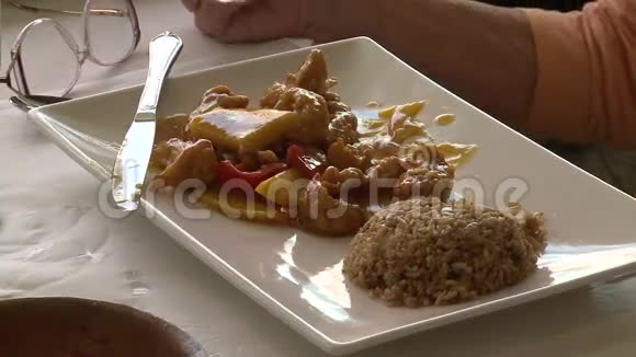 甜酸鸡肉加糙米2分之一视频的预览图