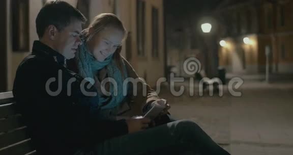 年轻夫妇在街凳上用垫子视频的预览图