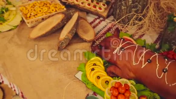宴会婚礼桌上的食物肉零食和饮料视频的预览图