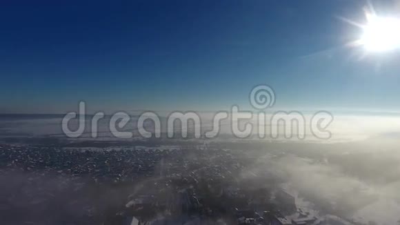 飞越美丽的村庄巴德奥西覆盖着新鲜的雪奥地利阿尔卑斯山全景视频的预览图