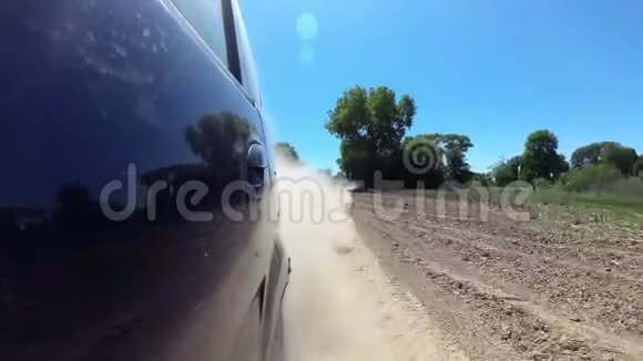 汽车车轮汽车在农村碎石路上行驶时产生的灰尘视频的预览图