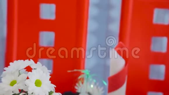 用鲜花装饰婚礼桌视频的预览图