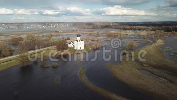 内尔岛上的干涉教堂弗拉基米尔地区俄罗斯空中景观视频的预览图