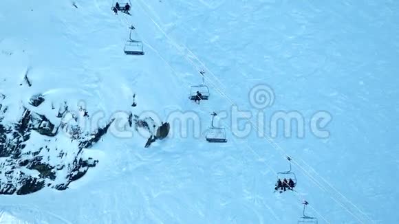 雪覆盖山腰滑雪缆车视频的预览图