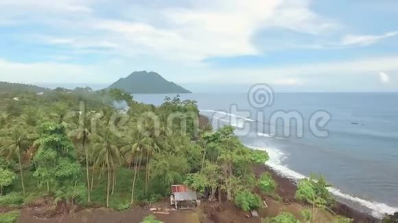 带火山和红色冻土熔岩的热带小岛空中景色视频的预览图