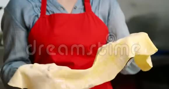 女面包师拿面包店4k视频的预览图