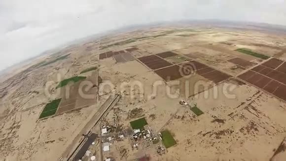 跳伞员跳伞降落在亚利桑那州沙滩上空极端活动肾上腺素视频的预览图